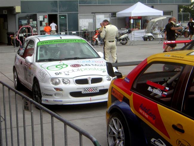 Slovakiaring a velmi slušně obsazené závody D4 - atmosféra