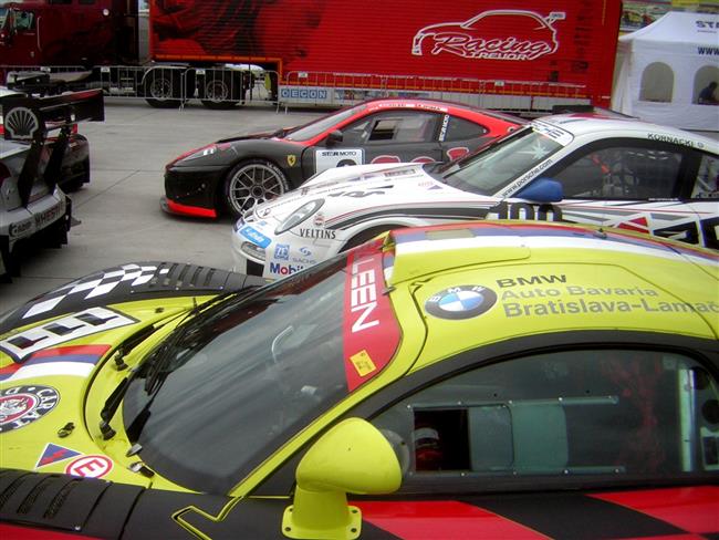 Slovakiaring a velmi slušně obsazené závody D4 - atmosféra