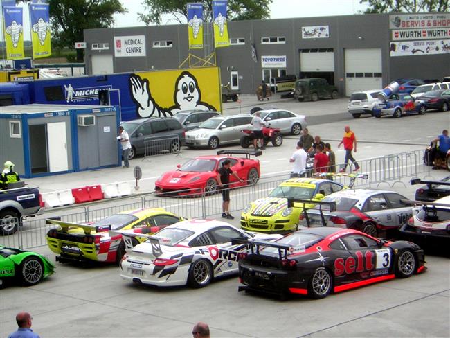 Slovakiaring a velmi slušně obsazené závody D4 - atmosféra
