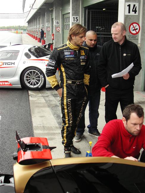 V portugalskm Algarve prv zan evropsk ampiont FIA GT3. S Tomem Kostkou.