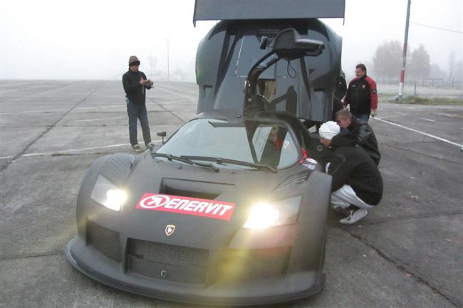 Renáta Stodůlková a Lukáš Vrečka - testy Gumpert Apollo Sport