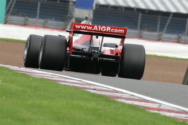 A1GP: Erik Jani se u a zrychluje. Druh den test na  Silverstone