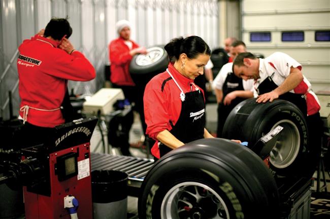 Testy nových pneu Bridgestone