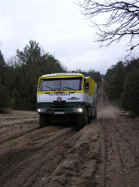Vechny ti vozy Letka Racing Teamu spn na technickch pejmkch Dakaru 2009