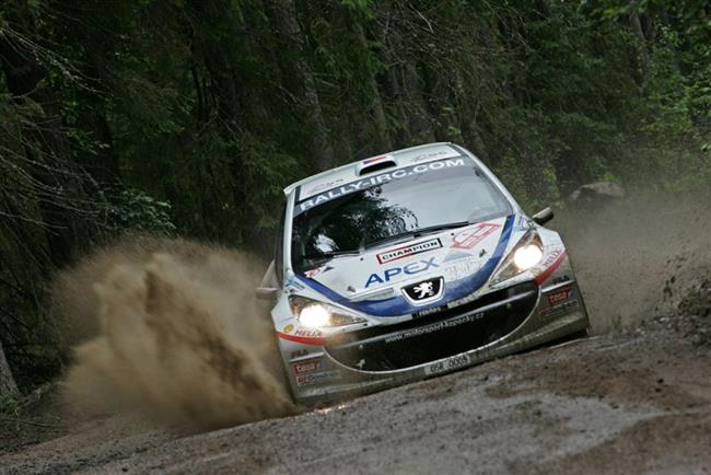 IRC Rusko :balvan za horizontem prorazil pneumatiku soutnho specilu Peugeot 207 S2000 Kopeckho