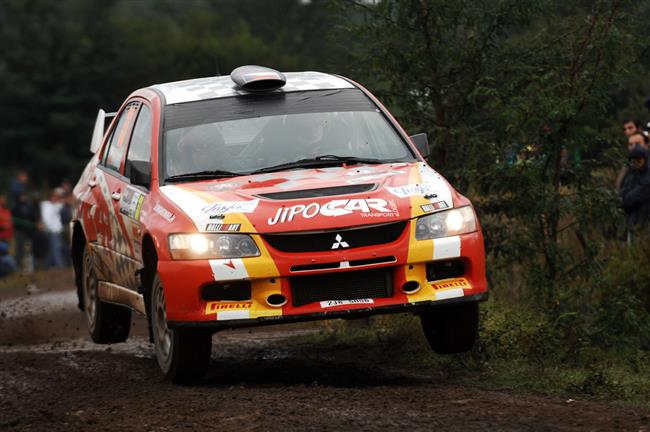 Martin Prokop tsn ped startem vkendov Britsk rallye  2008. V horch nasnilo...