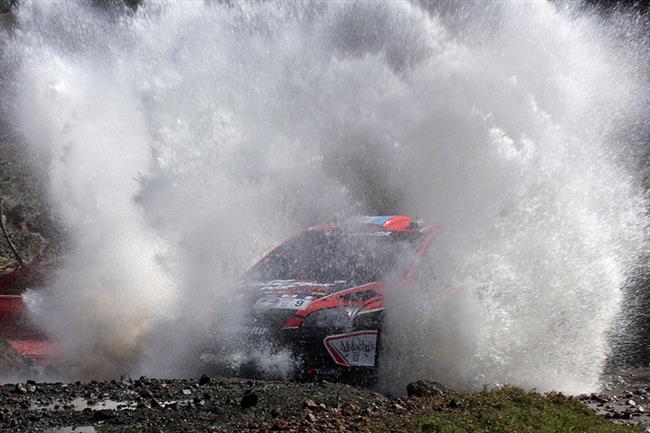 Tandem Sbastien ped vkendovou finskou vzvou . Loeb: Jen skoky tu nevyhrajete !