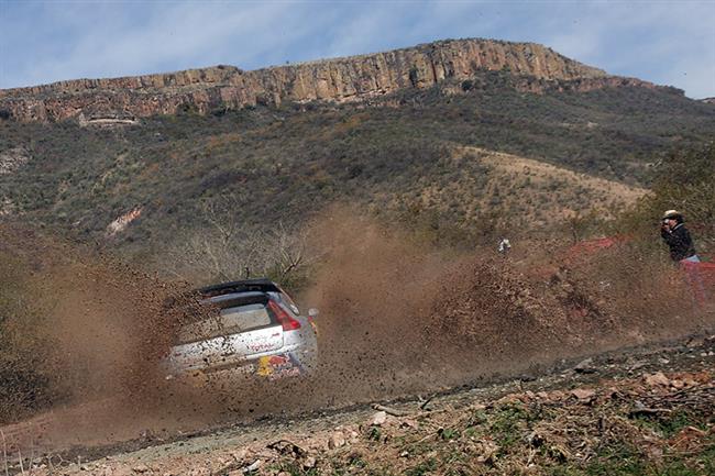 Tandem Sbastien ped vkendovou finskou vzvou . Loeb: Jen skoky tu nevyhrajete !