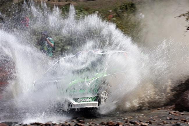 Tandem Sbastien ped vkendovou finskou vzvou . Loeb: Jen skoky tu nevyhrajete !