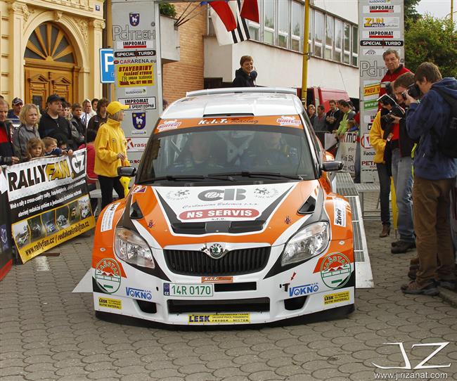 JT Říha group rally team v plné sestavě a se čtyřmi sadami pohárů
