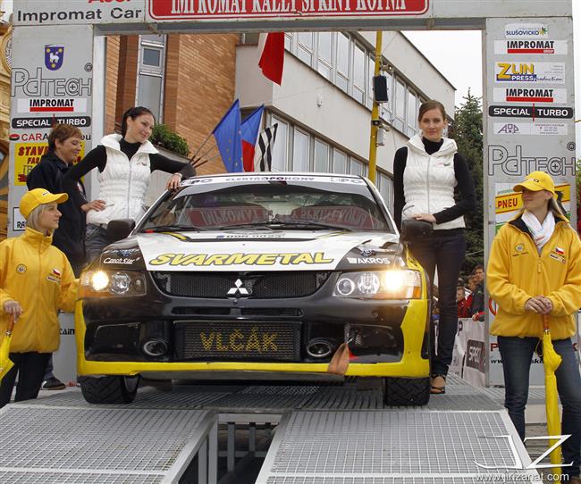 JT Říha group rally team v plné sestavě a se čtyřmi sadami pohárů
