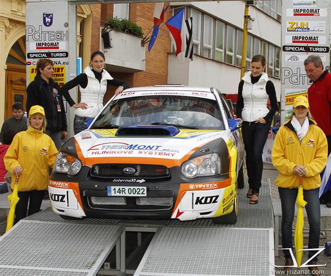 JT Říha group rally team v plné sestavě a se čtyřmi sadami pohárů