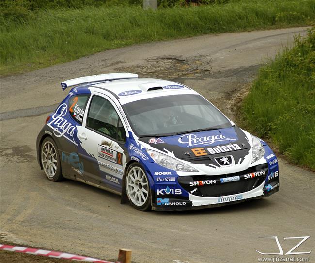 JT Říha group rally team v plné sestavě a se čtyřmi sadami pohárů
