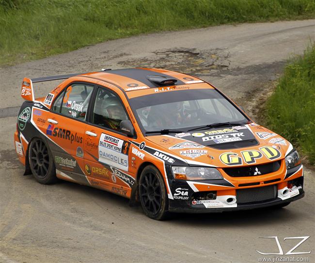 JT Říha group rally team v plné sestavě a se čtyřmi sadami pohárů