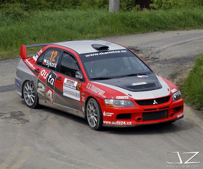 JT Říha group rally team v plné sestavě a se čtyřmi sadami pohárů