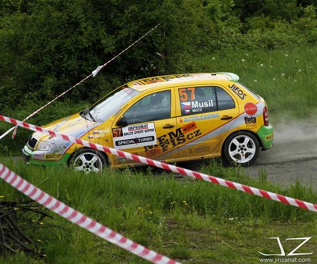 JT Říha group rally team v plné sestavě a se čtyřmi sadami pohárů