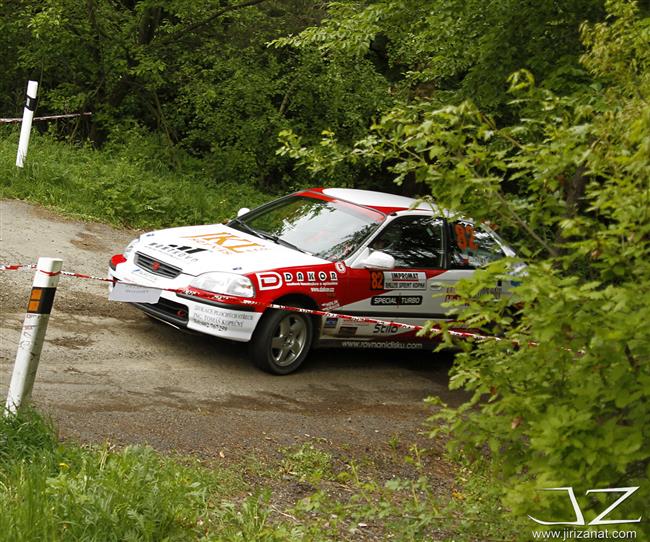JT Říha group rally team v plné sestavě a se čtyřmi sadami pohárů