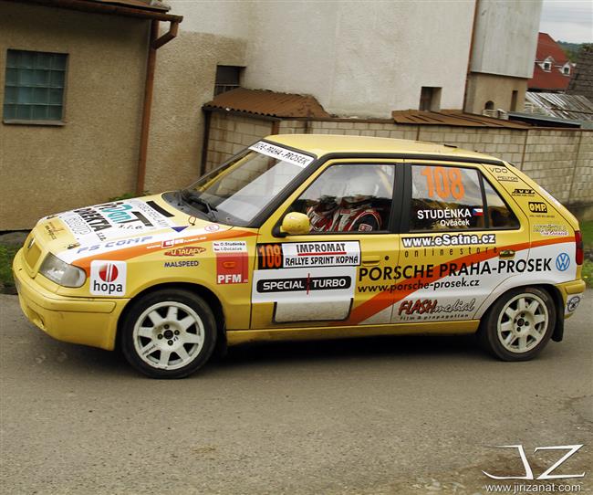 JT Říha group rally team v plné sestavě a se čtyřmi sadami pohárů