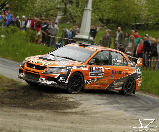 JT Říha group rally team v plné sestavě a se čtyřmi sadami pohárů