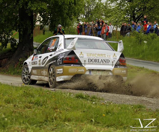 JT Říha group rally team v plné sestavě a se čtyřmi sadami pohárů