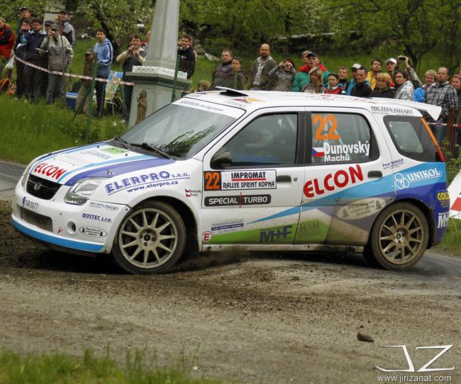 JT Říha group rally team v plné sestavě a se čtyřmi sadami pohárů