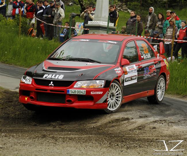 JT Říha group rally team v plné sestavě a se čtyřmi sadami pohárů