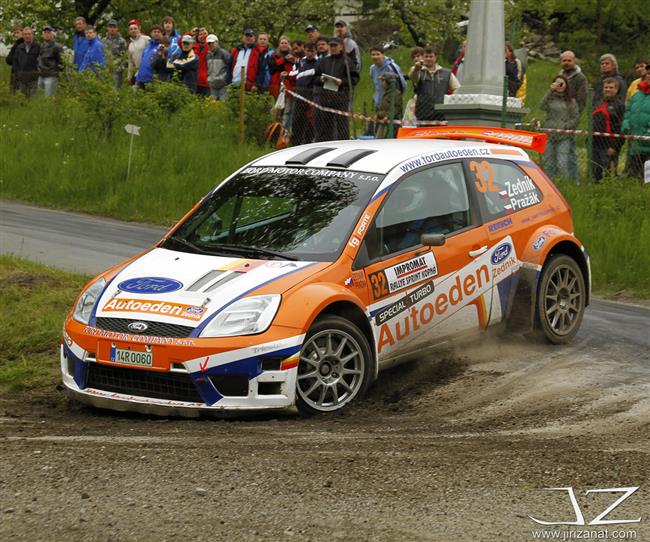 JT Říha group rally team v plné sestavě a se čtyřmi sadami pohárů