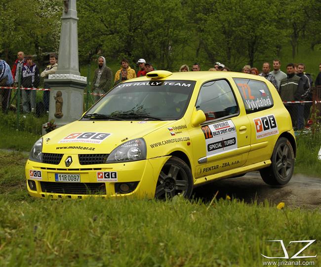 JT Říha group rally team v plné sestavě a se čtyřmi sadami pohárů