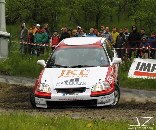 JT Říha group rally team v plné sestavě a se čtyřmi sadami pohárů