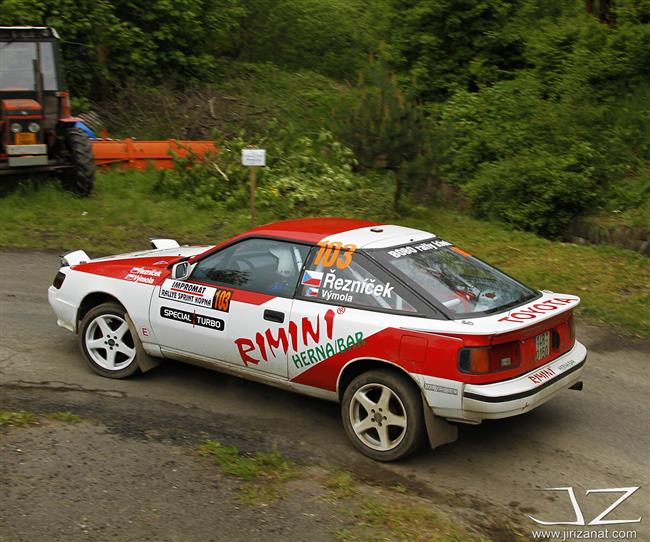JT Říha group rally team v plné sestavě a se čtyřmi sadami pohárů