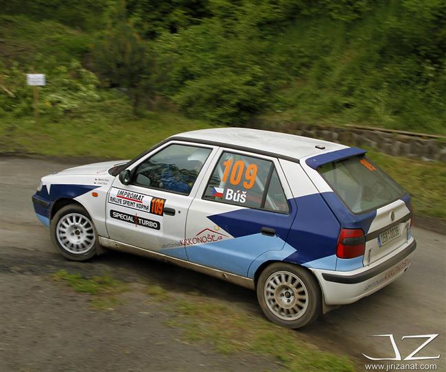 JT Říha group rally team v plné sestavě a se čtyřmi sadami pohárů