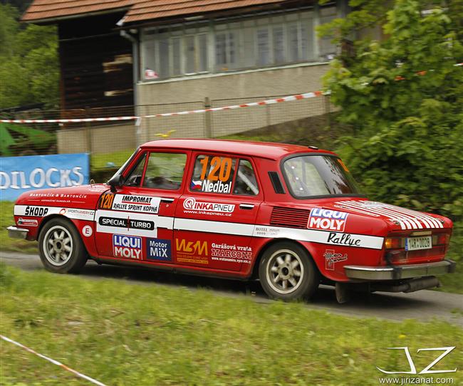 JT Říha group rally team v plné sestavě a se čtyřmi sadami pohárů