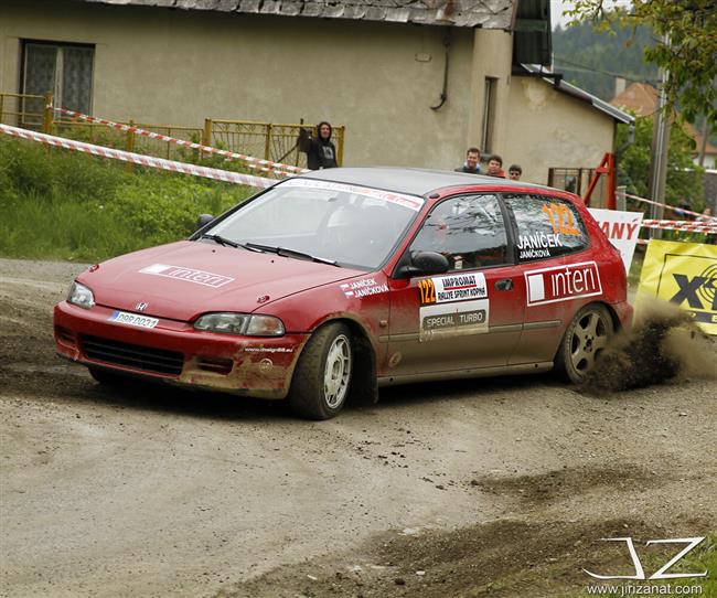 JT Říha group rally team v plné sestavě a se čtyřmi sadami pohárů