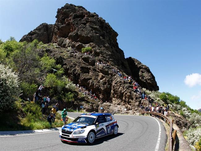 Jezdec tmu Peugeot Belgie Thierry Neuville na Kanrech na stupnch vtz