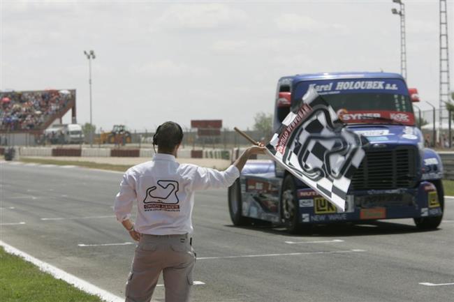 Buggyra pijm hozenou rukavici a chyst se na Nogaro