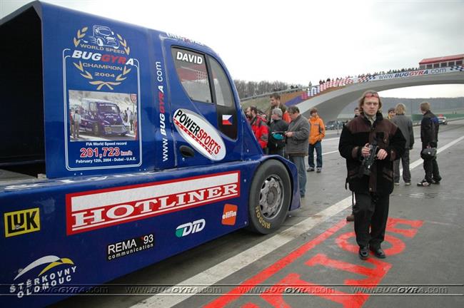 Ztra v poledne oslav na Lausitzringu ''ostrou'' premiru nov zvodn Buggyra 2010