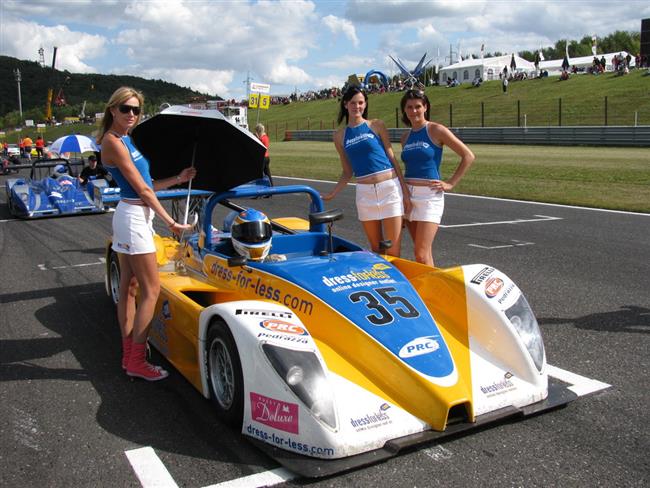 Mechanici Buggyry ji lad oba vozy a stav depo v Le Mans