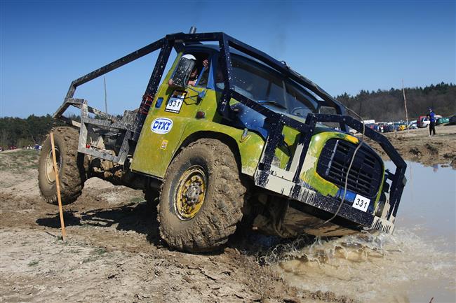 esk trucktrial oekv nov soutn stroje a posdky. Zan se v bahn v Milovicch