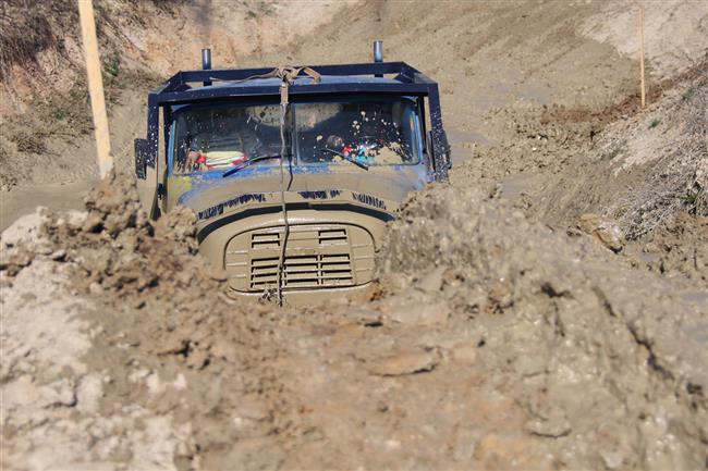 esk trucktrial oekv nov soutn stroje a posdky. Zan se v bahn v Milovicch