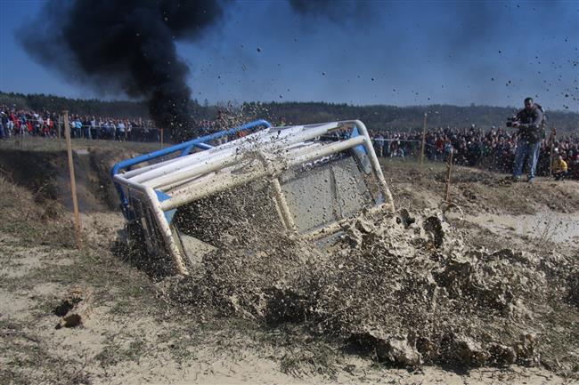 esk trucktrial oekv nov soutn stroje a posdky. Zan se v bahn v Milovicch