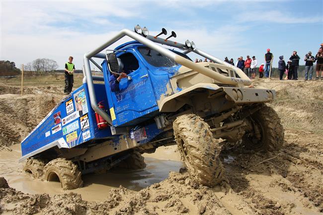 esk trucktrial oekv nov soutn stroje a posdky. Zan se v bahn v Milovicch