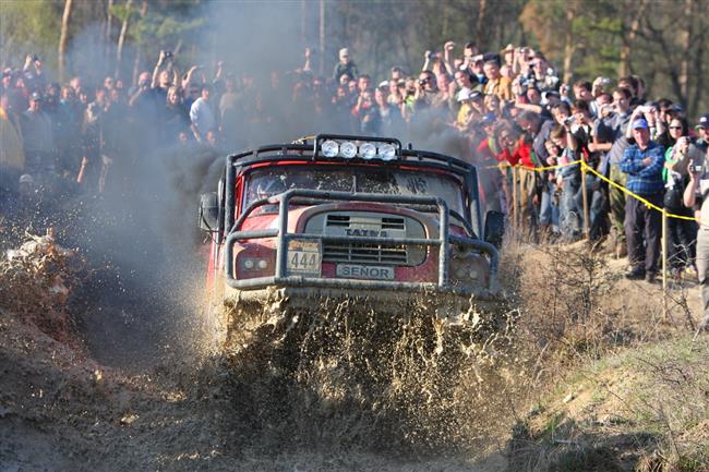 esk trucktrial oekv nov soutn stroje a posdky. Zan se v bahn v Milovicch