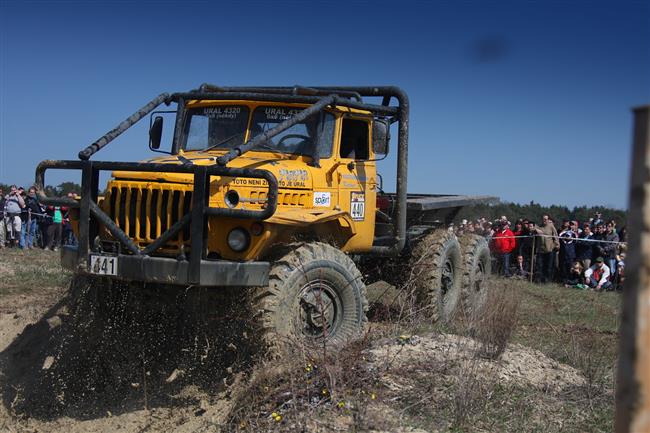 esk trucktrial oekv nov soutn stroje a posdky. Zan se v bahn v Milovicch