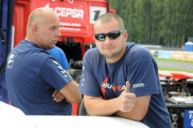 Trucker David Vreck relaxuje ped Mostem na pl u moe