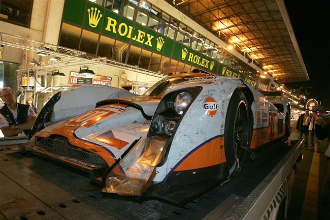 Le Mans 2009: esk Aston Martin nad rnem po okruhu doslova ltal