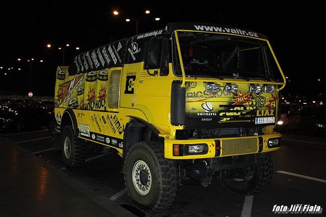 Tm KM se v Ruzyni pi vernisi vstavy pedvedl i jako sestava pro Dakar 2012.