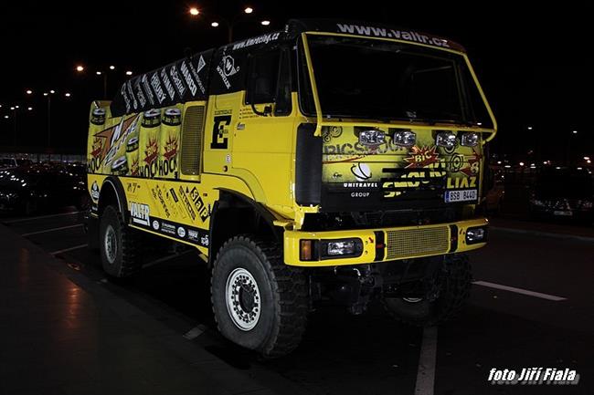 Tm KM se v Ruzyni pi vernisi vstavy pedvedl i jako sestava pro Dakar 2012.