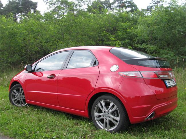 Honda Civic v pětidveřové karosérii s výbavou GT a benzínovým motorem 1,8 VTEC