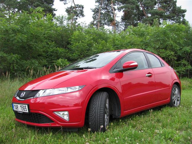 Honda Civic v pětidveřové karosérii s výbavou GT a benzínovým motorem 1,8 VTEC