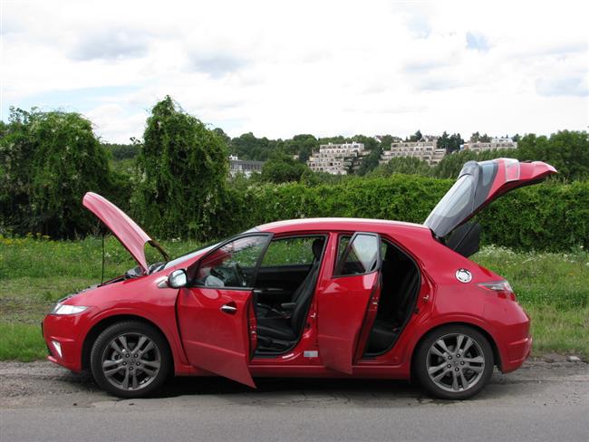 Honda Civic v pětidveřové karosérii s výbavou GT a benzínovým motorem 1,8 VTEC